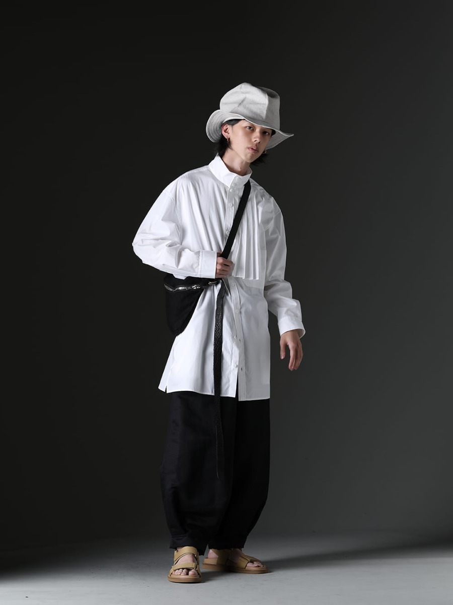 Yohji Yamamoto / nude:masahiko maruyama / GUIDI / kujaku / UMA WANG 2023SS STYLING - A stylish look with a cool impression using sandals and linen items. - A monotone outfit for spring and summer. - HZ-B15-012-White(Collart Stand Blouse With Pleated Cloth White) NU-1675-Ecru(Ovesized Hat Ecru) Q10M-Black-Linen(Body Bag Linen - Black) KJ-23SS26(Dokeshi Pants) US9561-Tan(Mens Sandal Tan) - 1-001