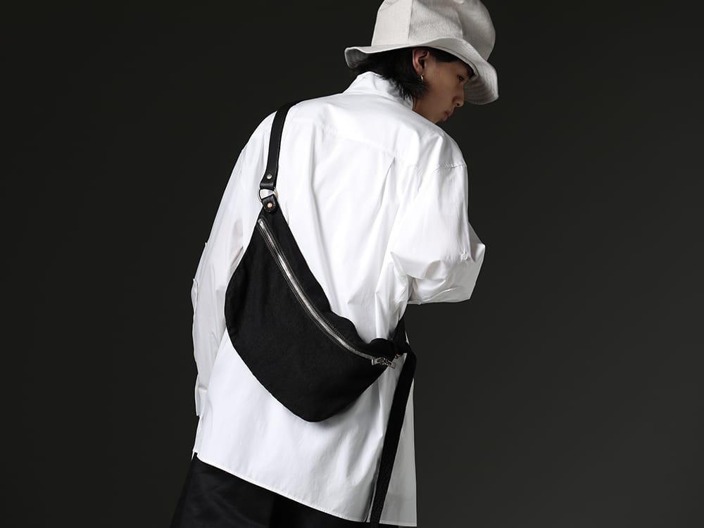 Yohji Yamamoto / nude:masahiko maruyama / GUIDI 2023SS - A combination of crisp white and small items for contrast. - HZ-B15-012-White(Collart Stand Blouse With Pleated Cloth White) NU-1675-Ecru(Ovesized Hat Ecru) Q10M-Black-Linen(Body Bag Linen - Black) - 2-002