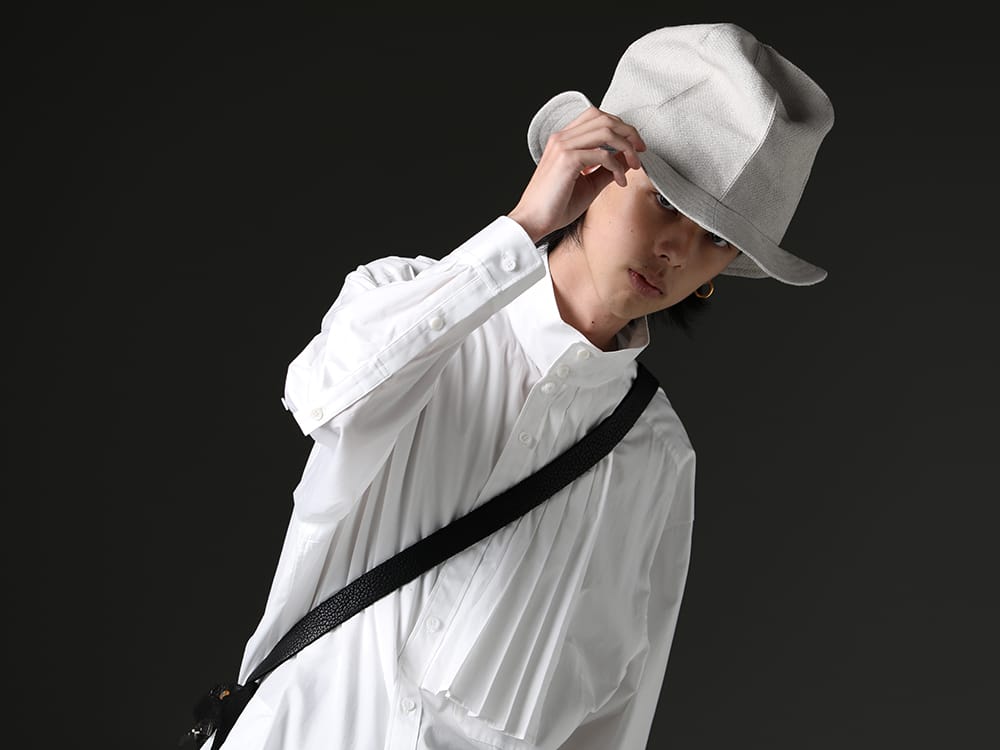 Yohji Yamamoto / nude:masahiko maruyama / GUIDI 2023SS - A combination of crisp white and small items for contrast. - HZ-B15-012-White(Collart Stand Blouse With Pleated Cloth White) NU-1675-Ecru(Ovesized Hat Ecru) Q10M-Black-Linen(Body Bag Linen - Black) - 2-003