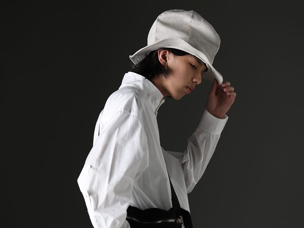 Yohji Yamamoto / nude:masahiko maruyama / GUIDI 2023SS - A combination of crisp white and small items for contrast. - HZ-B15-012-White(Collart Stand Blouse With Pleated Cloth White) NU-1675-Ecru(Ovesized Hat Ecru) Q10M-Black-Linen(Body Bag Linen - Black) - 2-004