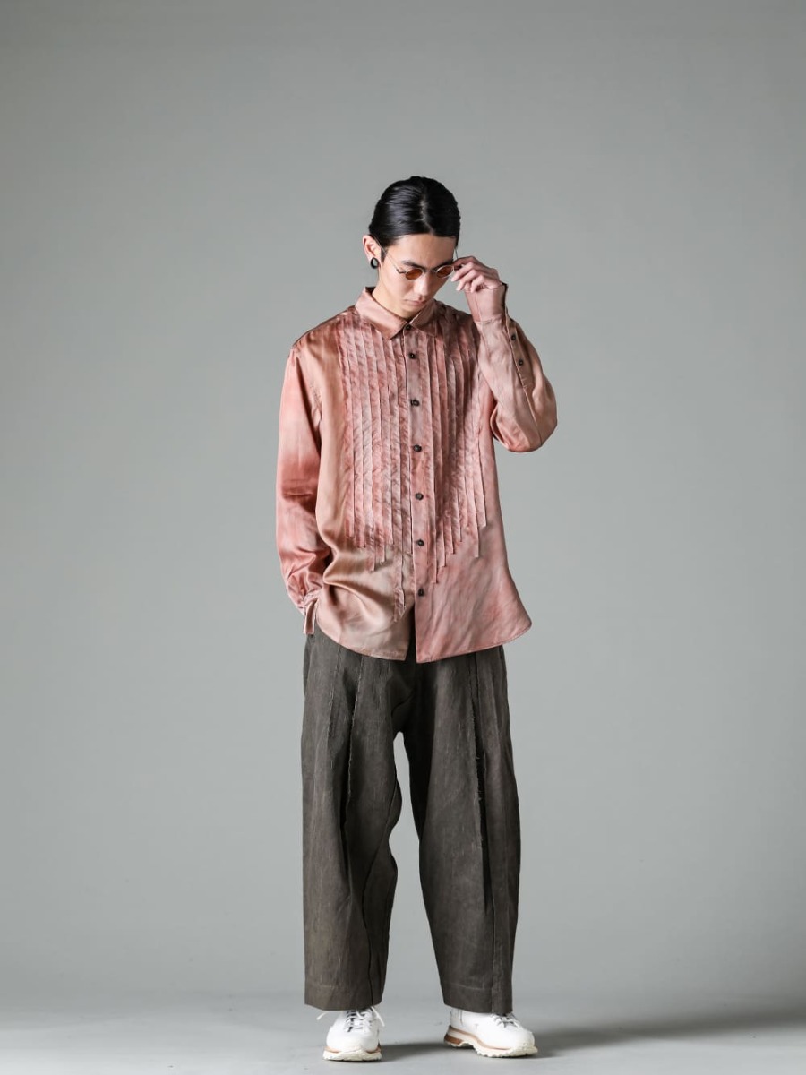 ZIGGY CHEN 23SS Asymmetrical panel trousers made of ikat, a traditional patterned fabric. - RG1018TI-VINTAGE-SILVER-RG1018TI Vintage / Silver - 0M2310712-Histogramic striped shirt - 0M2310516-Asymmetrical Panel Trousers - Lugged-Runner-FEIT Ragged Runner 3-007