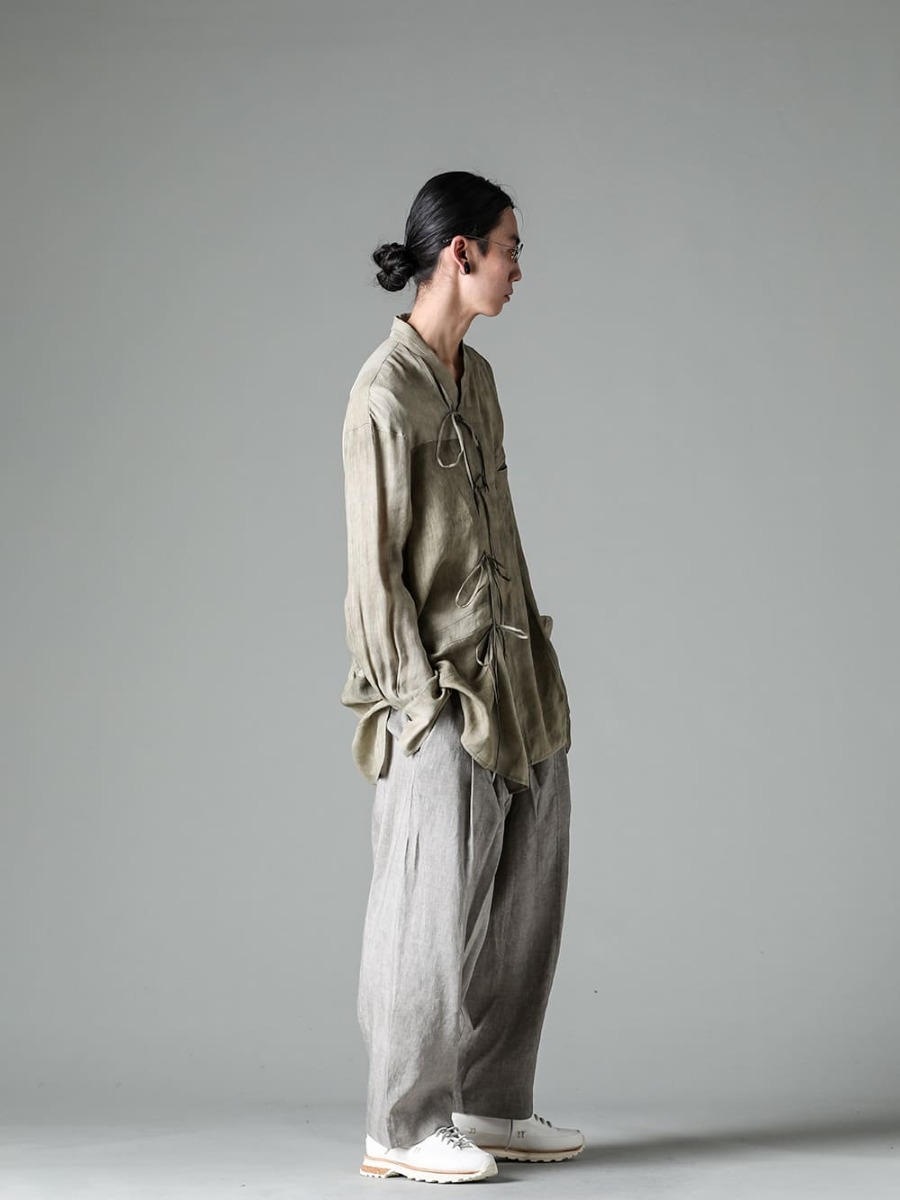ZIGGY CHEN-ジギーチェン シーズン スタイリング どこか中性的な要素を感じる23SSのZIGGY CHENらしさを味わえる春夏スタイル - 0M2310717-コントラスト パネル ストリングシャツ - RG1018TI-VINTAGE-SILVER-RG1018TI ヴィンテージ / シルバー - 0M2310528-プリーツテーパードトラウザーズ - Lugged-Runner-FEIT ラガード ランナー 1-003