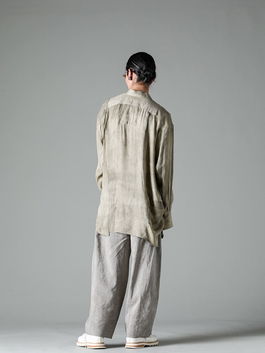ZIGGY CHEN-ジギーチェン シーズン スタイリング どこか中性的な要素を感じる23SSのZIGGY CHENらしさを味わえる春夏スタイル - 0M2310717-コントラスト パネル ストリングシャツ - RG1018TI-VINTAGE-SILVER-RG1018TI ヴィンテージ / シルバー - 0M2310528-プリーツテーパードトラウザーズ - Lugged-Runner-FEIT ラガード ランナー 1-004