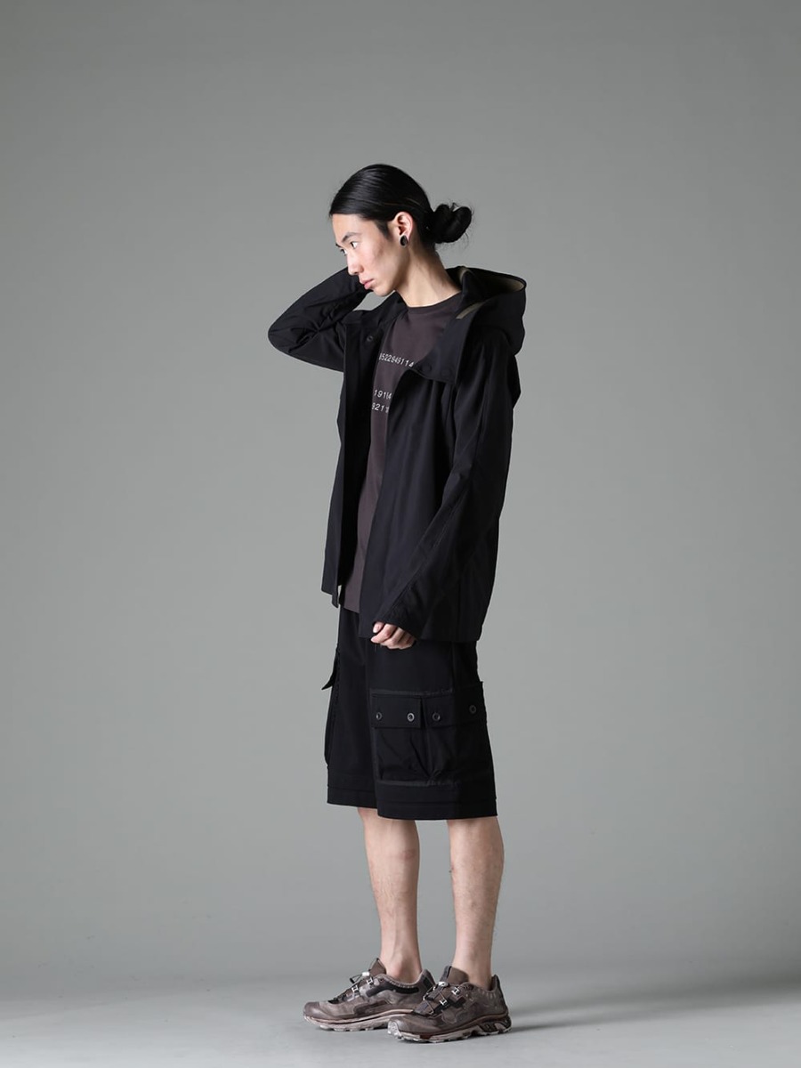 DEVOA / The Viridi-anne / 11 by Boris Bidjan Saberi 2023SS - ショートパンツやプリントTシャツでよりラフ - FJK-SDXF(FJK-SDXF. Hooded Jacket Schoeller-Dynamic) VI-3609-01-Brown-Gray(Short-Sleeved Print T-Shirt Brown-Gray) VI-3607-04-Black(Jersey Shorts Black) BAMBA5-11XS-Dirty Gray(Bamba 5 - 11XS - Dirty Gray) - 1-002