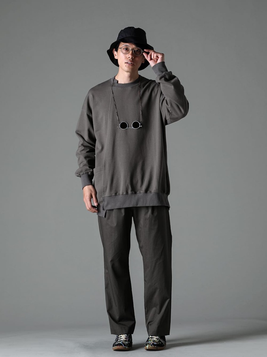 The Viridi-anne - ザ ヴィリディアン 2023SS スタイリング - The Viridi-anne 23SSコレクションの新作のスウェットシャツを中心に、IRENISA、Maison Margiela、ACRONYM、RIGARDSのアイテムで構成したブランドミックスの春のリラックススタイル。 シンプルなスタイリングに小物でアクセント - VI-3590-01-Dark-Gray - スウェットシャツ ダークグレー - IH-23SS-P022-CSS-Olive Charcoal - セミフレア リラックス パンツ Olive Charcoal - S57WS0240-Black - レプリカ ペインター スニーカー Black  - Field Cover Hat - RG2001TVA-Gold-Silver-D.Gray - リガーズ コラボレーション サングラス - AT003TVA-Dark-Copper - リガーズ コラボレーション ホルダーチェーン Dark Copper1-001