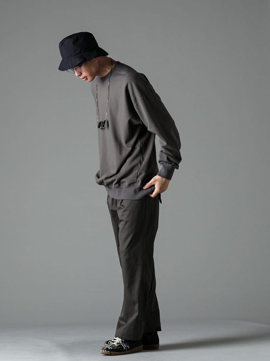 The Viridi-anne - ザ ヴィリディアン 2023SS スタイリング シンプルなスタイリングに小物でアクセント - VI-3590-01-Dark-Gray - スウェットシャツ ダークグレー - IH-23SS-P022-CSS-Olive Charcoal - セミフレア リラックス パンツ Olive Charcoal - S57WS0240-Black - レプリカ ペインター スニーカー Black - Field Cover Hat - RG2001TVA-Gold-Silver-D.Gray - リガーズ コラボレーション サングラス - AT003TVA-Dark-Copper - リガーズ コラボレーション ホルダーチェーン Dark Copper 1-002