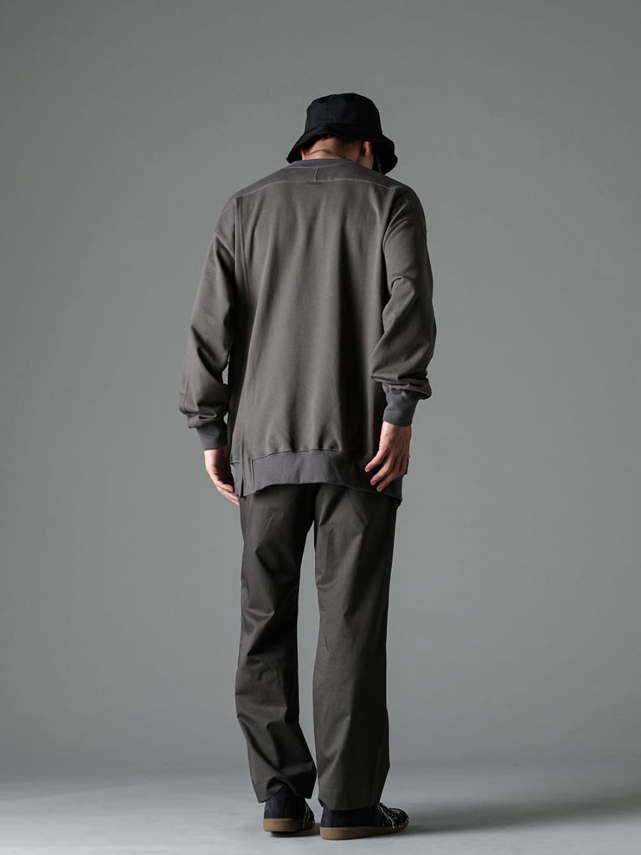 The Viridi-anne - ザ ヴィリディアン 2023SS スタイリング シンプルなスタイリングに小物でアクセント - VI-3590-01-Dark-Gray - スウェットシャツ ダークグレー - IH-23SS-P022-CSS-Olive Charcoal - セミフレア リラックス パンツ Olive Charcoal - S57WS0240-Black - レプリカ ペインター スニーカー Black 1-003