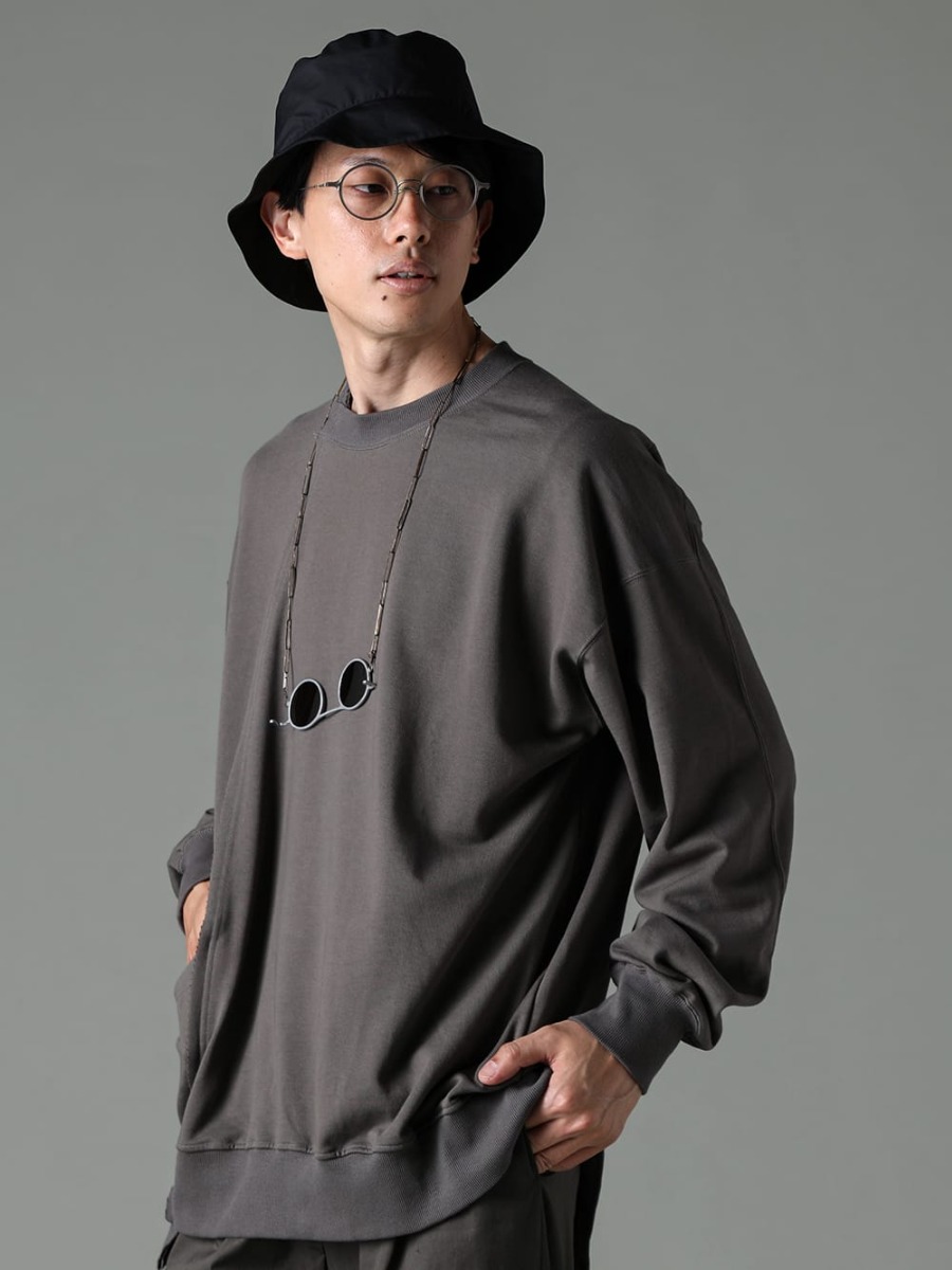 The Viridi-anne - ザ ヴィリディアン 2023SS アシンメトリーなデザインのスウェットシャツ  - 薄手高密度のスウェット素材を使用したプルオーバースウェットシャツ。 VI-3590-01-Dark-Gray - スウェットシャツ ダークグレー - FC3-WS - Field Cover Hat - RG2001TVA-Gold-Silver-D.Gray - リガーズ コラボレーション サングラス - AT003TVA-Dark-Copper - リガーズ コラボレーション ホルダーチェーン Dark Copper 2-001