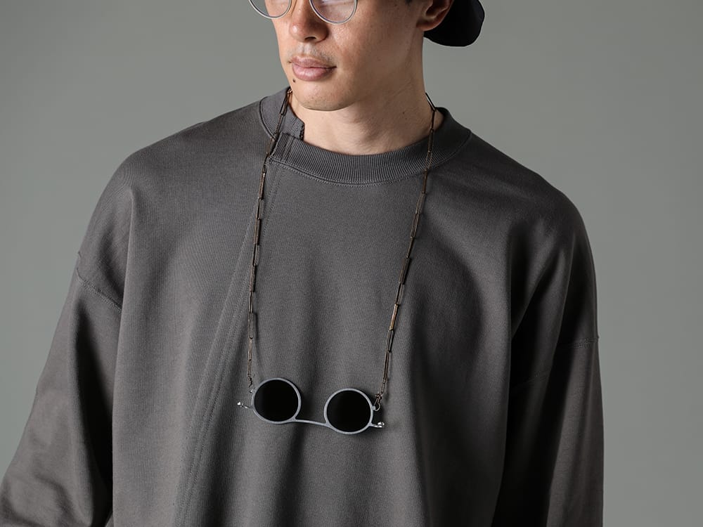 The Viridi-anne - ザ ヴィリディアン 2023SS アシンメトリーなデザインのスウェットシャツ  - VI-3590-01-Dark-Gray - スウェットシャツ ダークグレー - RG2001TVA-Gold-Silver-D.Gray - リガーズ コラボレーション サングラス - AT003TVA-Dark-Copper - リガーズ コラボレーション ホルダーチェーン Dark Copper 2-003