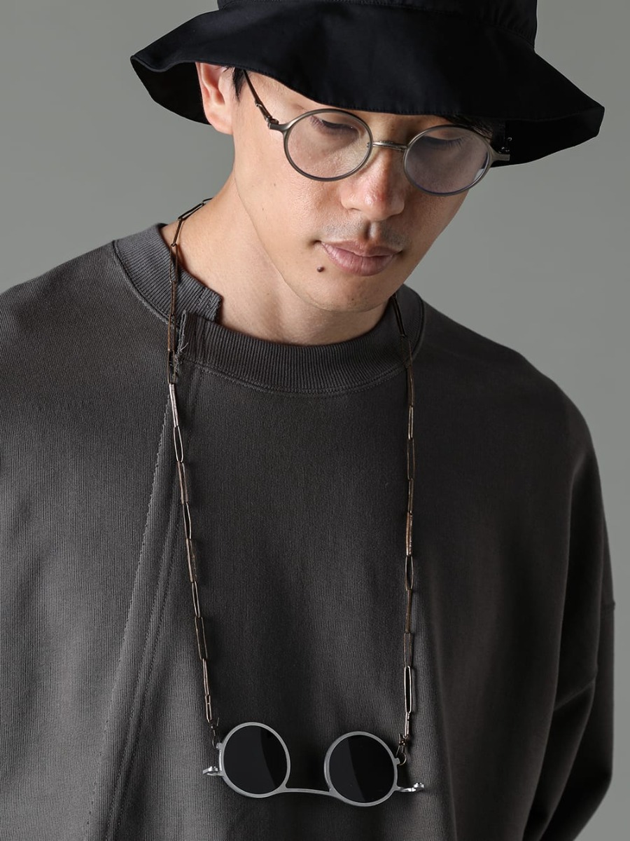 The Viridi-anne - ザ ヴィリディアン 2023SS アイウェアとハットでスタイリングにアクセントをプラス  - VI-3590-01-Dark-Gray - スウェットシャツ ダークグレー - FC3-WS - Field Cover Hat - RG2001TVA-Gold-Silver-D.Gray - リガーズ コラボレーション サングラス - AT003TVA-Dark-Copper - リガーズ コラボレーション ホルダーチェーン Dark Copper 2-007