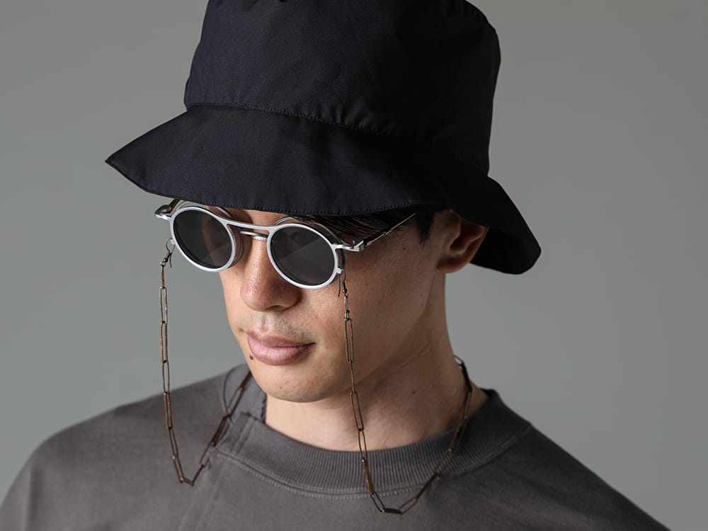 The Viridi-anne - ザ ヴィリディアン 2023SS アイウェアとハットでスタイリングにアクセントをプラス  - VI-3590-01-Dark-Gray - スウェットシャツ ダークグレー - FC3-WS - Field Cover Hat - RG2001TVA-Gold-Silver-D.Gray - リガーズ コラボレーション サングラス - AT003TVA-Dark-Copper - リガーズ コラボレーション ホルダーチェーン Dark Copper 2-008