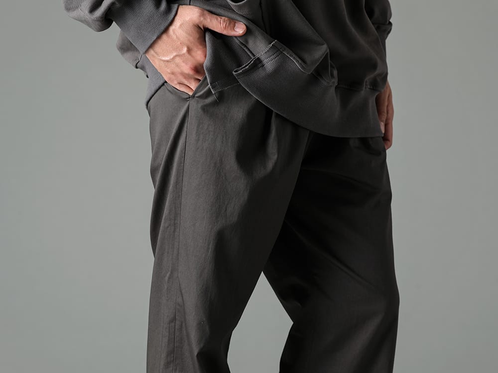 IRENISA - イレニサ 2023SS 足元は綺麗めなアイテムをセレクト - IH-23SS-P022-CSS-Olive Charcoal - セミフレア リラックス パンツ Olive Charcoal 3-003