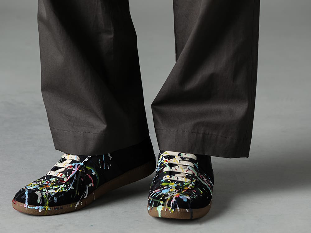 Maison Margiela - メゾン マルジェラ 2023SS 足元は綺麗めなアイテムをセレクト - IH-23SS-P022-CSS-Olive Charcoal - セミフレア リラックス パンツ Olive Charcoal - S57WS0240-Black - レプリカ ペインター スニーカー Black 3-004