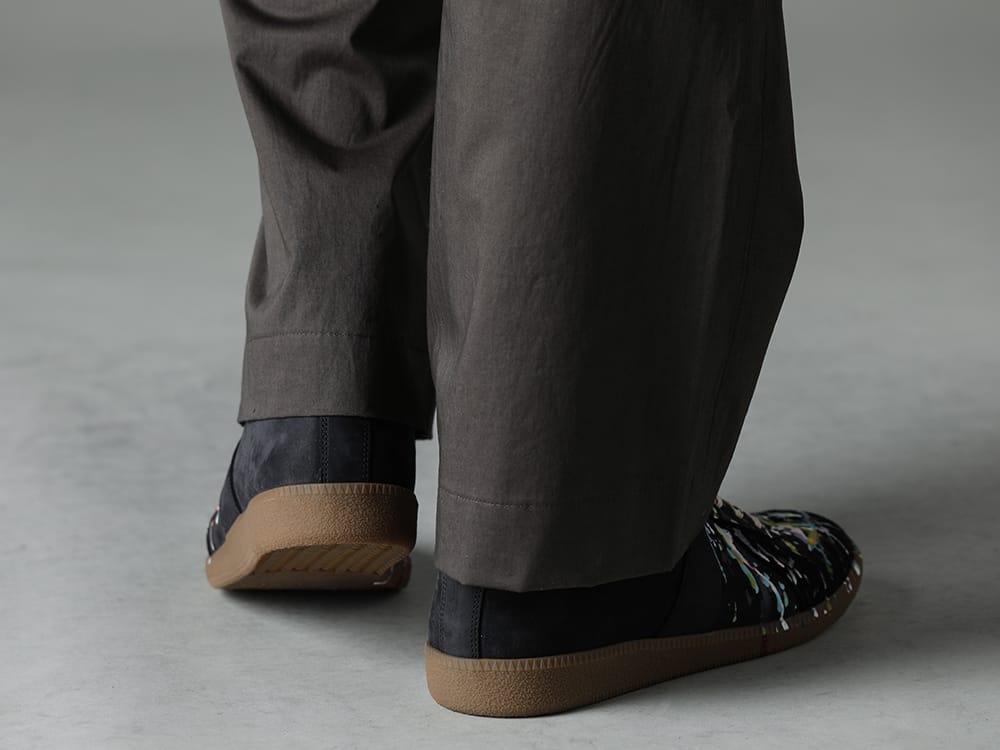 Maison Margiela - メゾン マルジェラ 2023SS 足元は綺麗めなアイテムをセレクト - IH-23SS-P022-CSS-Olive Charcoal - セミフレア リラックス パンツ Olive Charcoal - S57WS0240-Black - レプリカ ペインター スニーカー Black 3-005