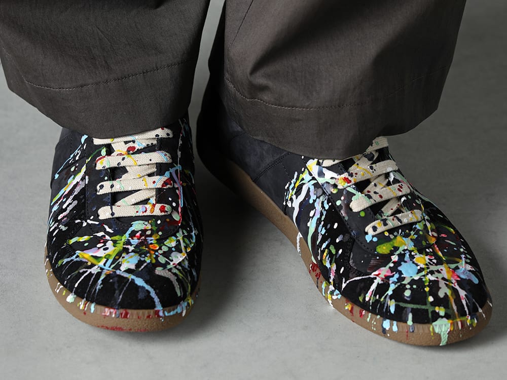 Maison Margiela - メゾン マルジェラ 2023SS 足元は綺麗めなアイテムをセレクト - IH-23SS-P022-CSS-Olive Charcoal - セミフレア リラックス パンツ Olive Charcoal - S57WS0240-Black - レプリカ ペインター スニーカー Black 3-006