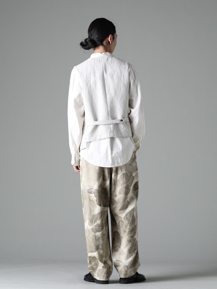 NOUSAN(ノウザン) forme d'expression(フォルメ デ エクスプレッション) 23SS(春夏) スタイリング 総柄リーフプリントパンツと清潔感のあるホワイトシャツ＆ベストとの絶妙コーディネート - shirt レギュラーカラーシャツ UG063-F50S ウエスト コート UM1552-Tan ジョセフ トップ タン villa-A-23SS-Leaf Print ヴィラ:ワイドイージーパンツ (リーフプリント) 992X-Black クラシック ダービーシューズ レースアップ シングルソール - ホース フルグレイン 1-004