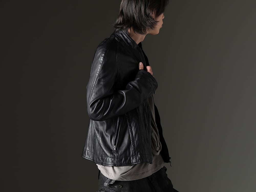 JULIUS 2023SS - Refined wear and outstanding design of lamb leather - 819BLM1(Lamb Leather Seamed Jacket) 819CUM5-gray(Cotton/Cupro Jersey Drape Neck Short Sleeve T-Shirt Gray) - 2-002