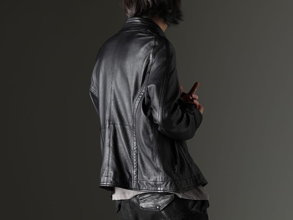 JULIUS 2023SS - Refined wear and outstanding design of lamb leather - 819BLM1(Lamb Leather Seamed Jacket) 819CUM5-gray(Cotton/Cupro Jersey Drape Neck Short Sleeve T-Shirt Gray) - 2-003