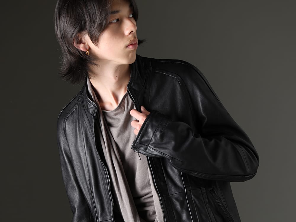 JULIUS 2023SS - Refined wear and outstanding design of lamb leather - 819BLM1(Lamb Leather Seamed Jacket) 819CUM5-gray(Cotton/Cupro Jersey Drape Neck Short Sleeve T-Shirt Gray) - 2-004