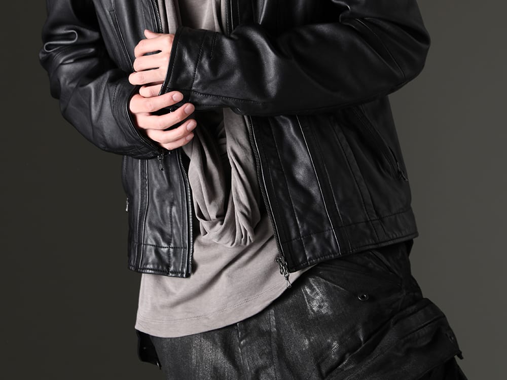 JULIUS 2023SS - Refined wear and outstanding design of lamb leather - 819BLM1(Lamb Leather Seamed Jacket) 819CUM5-gray(Cotton/Cupro Jersey Drape Neck Short Sleeve T-Shirt Gray) - 2-005