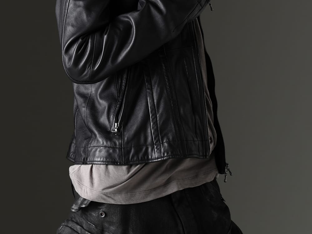 JULIUS 2023SS - Refined wear and outstanding design of lamb leather - 819BLM1(Lamb Leather Seamed Jacket) 819CUM5-gray(Cotton/Cupro Jersey Drape Neck Short Sleeve T-Shirt Gray) - 2-007