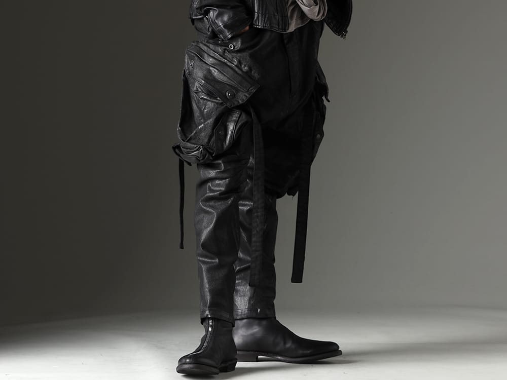 JULIUS 2023SS Specially designed with striking and special details - 818PAM15-C(The R Limited 10.5oz Stretch Denim Gas Mask Coating Cargo Pants) 819FWM1(Cow Leather Zip Seamed Boots) - 3-001