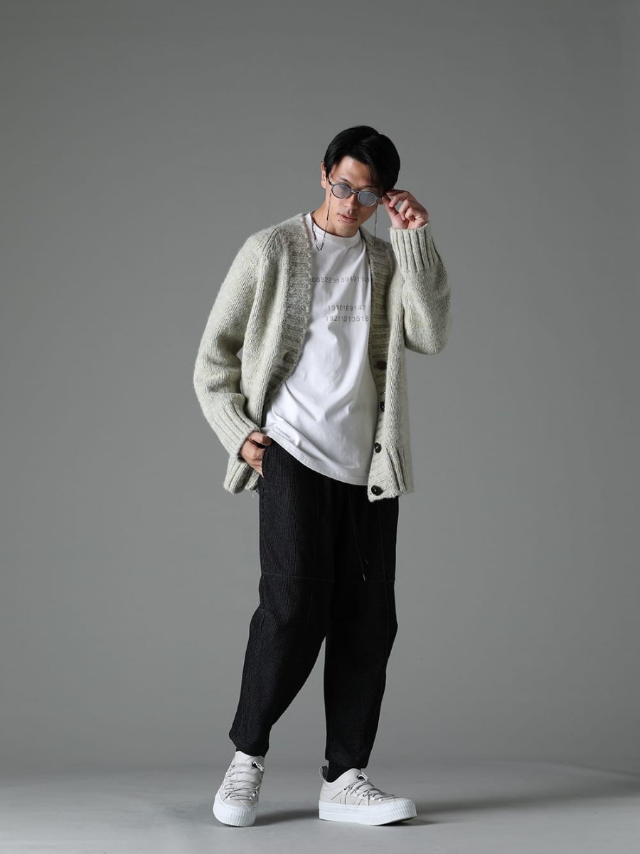 メゾン マルジェラ / ザ ヴィリディアン / リガーズ 2023SS スタイリング - 素材感とミニマルなデザインを生かしたスタイリング - Iラインを描いたリラックスフィットスタイリング - SI0GP0004-Pistacchio(ニットセーター Pistacchio) VI-3609-01-Off-White(半袖プリントTシャツ オフホワイト) RG2001TVA-Gray-Gray-Clear(リガーズ コラボレーション サングラス グレー+グレー / L.ミラー) AT003TVA-Dark-Copper(リガーズ コラボレーション ホルダーチェーン Dark Copper) VI-3596-04-Black(ストライプ ニット ドローストリングス パンツ ブラック) VI-3555-09-L.Gray(スニーカー L.グレー) - 1-001