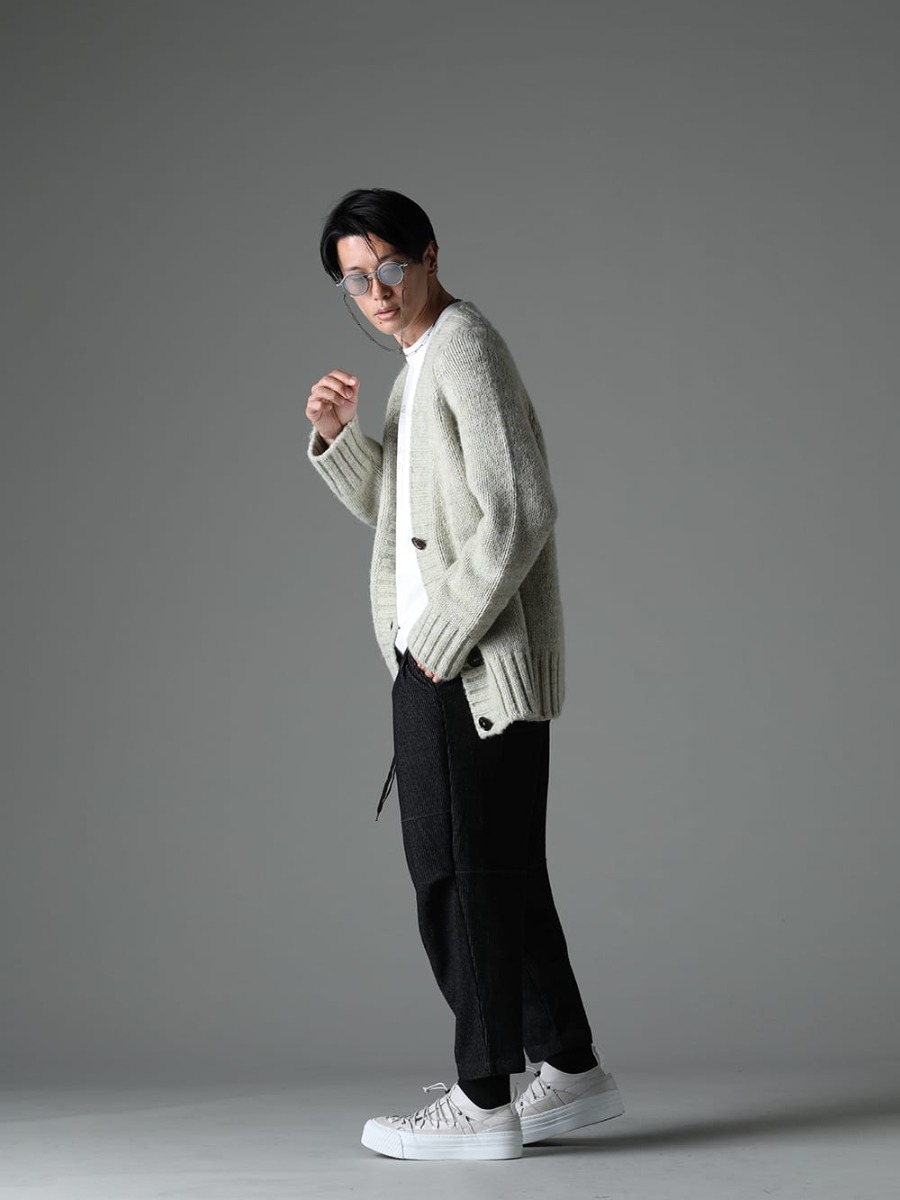 メゾン マルジェラ / ザ ヴィリディアン / リガーズ 2023SS - Iラインを描いたリラックスフィットスタイリング - SI0GP0004-Pistacchio(ニットセーター Pistacchio) VI-3609-01-Off-White(半袖プリントTシャツ オフホワイト) RG2001TVA-Gray-Gray-Clear(リガーズ コラボレーション サングラス グレー+グレー / L.ミラー) AT003TVA-Dark-Copper(リガーズ コラボレーション ホルダーチェーン Dark Copper) VI-3596-04-Black(ストライプ ニット ドローストリングス パンツ ブラック) VI-3555-09-L.Gray(スニーカー L.グレー) - 1-003