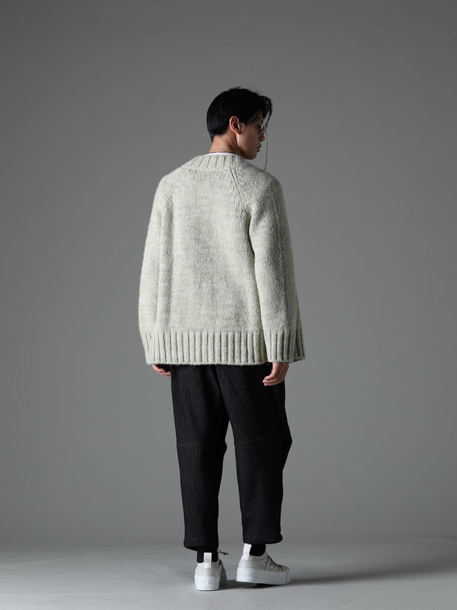 メゾン マルジェラ / ザ ヴィリディアン / リガーズ 2023SS - Iラインを描いたリラックスフィットスタイリング - SI0GP0004-Pistacchio(ニットセーター Pistacchio) VI-3609-01-Off-White(半袖プリントTシャツ オフホワイト) RG2001TVA-Gray-Gray-Clear(リガーズ コラボレーション サングラス グレー+グレー / L.ミラー) AT003TVA-Dark-Copper(リガーズ コラボレーション ホルダーチェーン Dark Copper) VI-3596-04-Black(ストライプ ニット ドローストリングス パンツ ブラック) VI-3555-09-L.Gray(スニーカー L.グレー) - 1-004