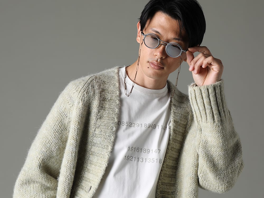 メゾン マルジェラ / ザ ヴィリディアン / リガーズ 2023SS - リアルシーズンで対応できるアイテム - SI0GP0004-Pistacchio(ニットセーター Pistacchio) VI-3609-01-Off-White(半袖プリントTシャツ オフホワイト) RG2001TVA-Gray-Gray-Clear(リガーズ コラボレーション サングラス グレー+グレー / L.ミラー) AT003TVA-Dark-Copper(リガーズ コラボレーション ホルダーチェーン Dark Copper) - 2-004