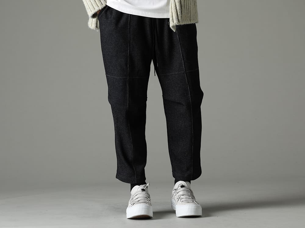 ザ ヴィリディアン 2023SS ミニマルなデザインと素材感が特徴の1本 - VI-3596-04-Black(ストライプ ニット ドローストリングス パンツ ブラック) VI-3555-09-L.Gray(スニーカー L.グレー) - 3-001