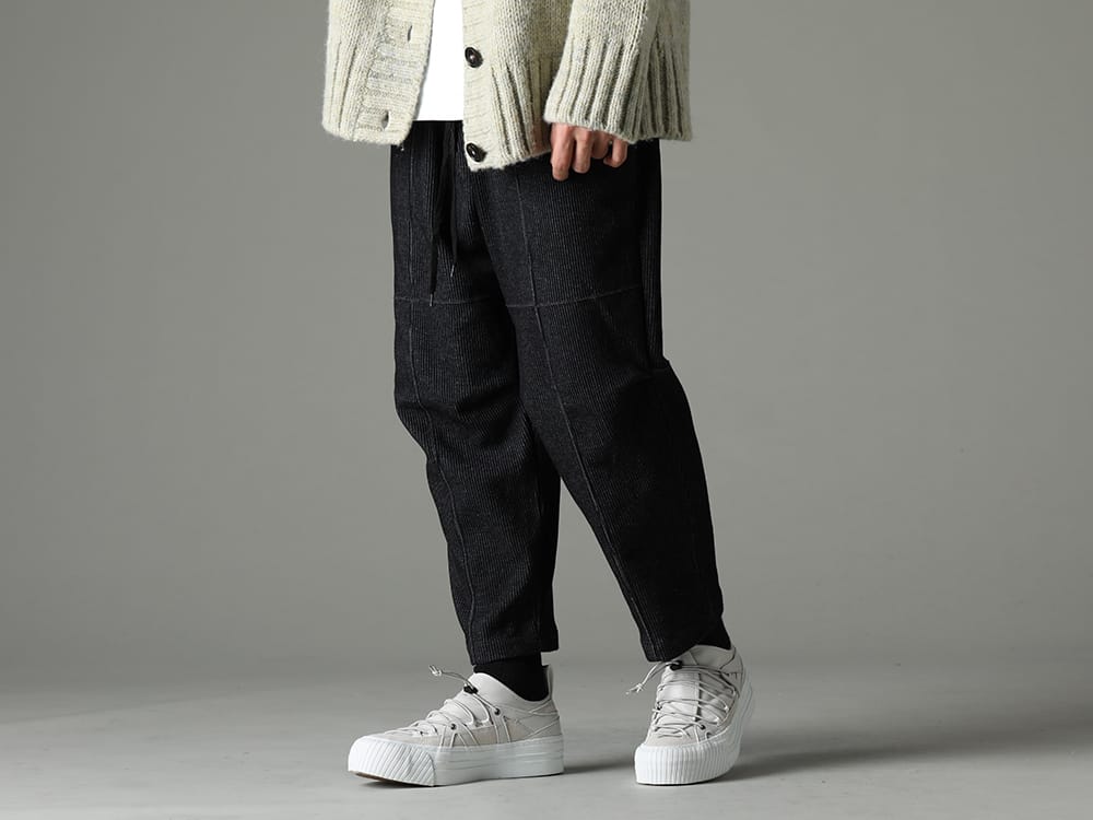 ザ ヴィリディアン 2023SS ミニマルなデザインと素材感が特徴の1本 - VI-3596-04-Black(ストライプ ニット ドローストリングス パンツ ブラック) VI-3555-09-L.Gray(スニーカー L.グレー) - 3-002