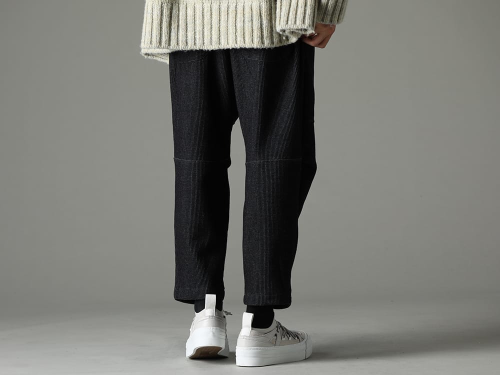 ザ ヴィリディアン 2023SS ミニマルなデザインと素材感が特徴の1本 - VI-3596-04-Black(ストライプ ニット ドローストリングス パンツ ブラック) VI-3555-09-L.Gray(スニーカー L.グレー) - 3-003