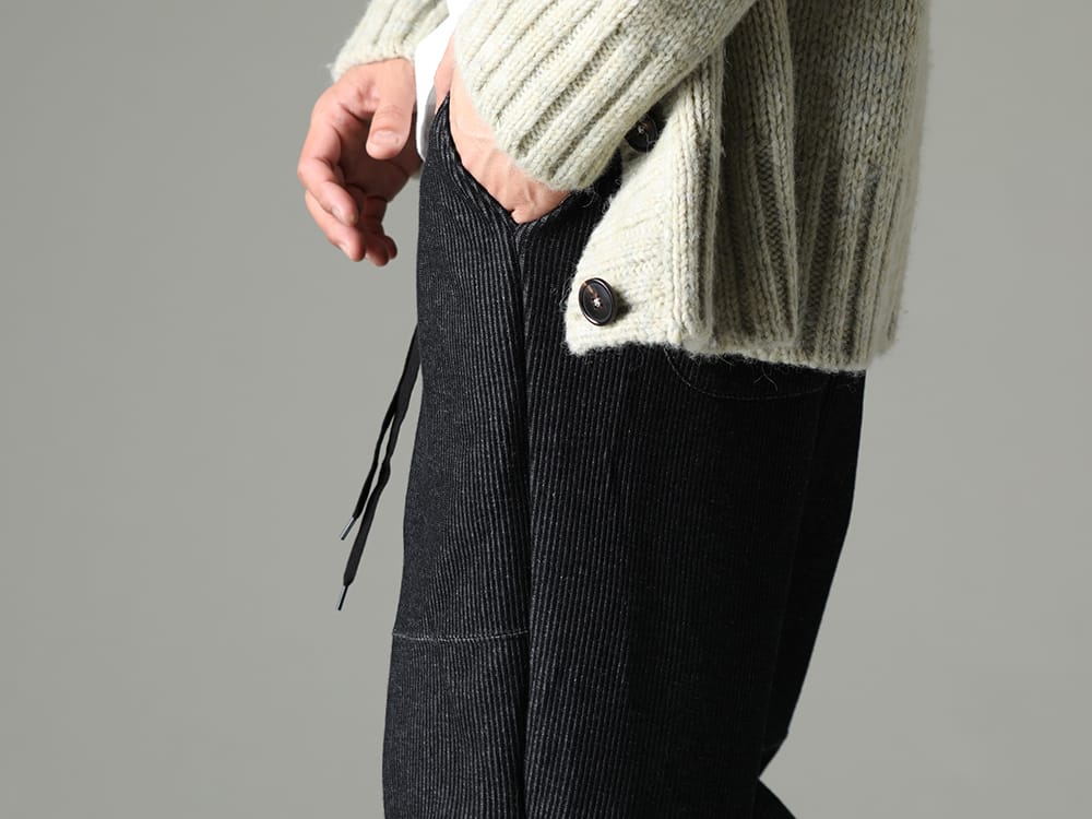 ザ ヴィリディアン 2023SS ミニマルなデザインと素材感が特徴の1本 - VI-3596-04-Black(ストライプ ニット ドローストリングス パンツ ブラック) - 3-005