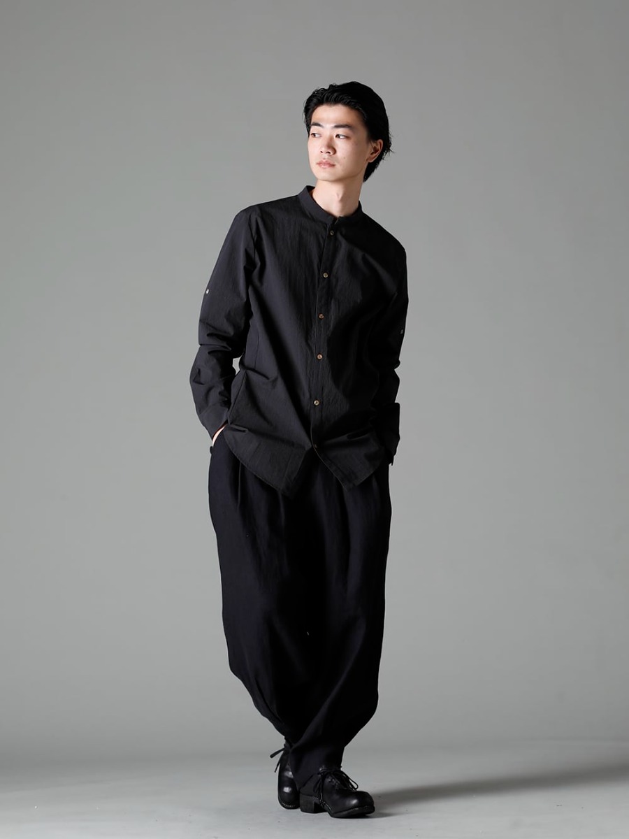 individual sentiments(インディビジュアル センチメンツ) 23SS(春夏) シンプルなシャツにアクセントを加える袖裏ベルト  - SH33-LC18-Gray-Black ピンストライプコットンマオカラー L/S シャツ グレーブラック - PA85-LI13-Black リネンヘリンボーンハイウエストワイドパンツ ブラック - PL10L-BLKT オーソピーディック ダービーシューズ ホース フルグレイン レザー - PL10L 2-001