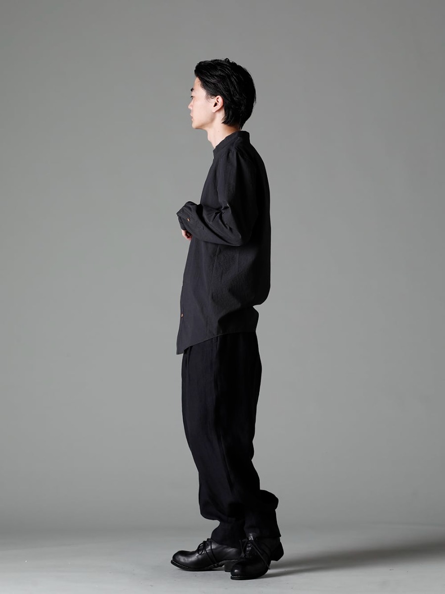 individual sentiments(インディビジュアル センチメンツ) 23SS(春夏) シンプルなシャツにアクセントを加える袖裏ベルト  - SH33-LC18-Gray-Black ピンストライプコットンマオカラー L/S シャツ グレーブラック - PA85-LI13-Black リネンヘリンボーンハイウエストワイドパンツ ブラック - PL10L-BLKT オーソピーディック ダービーシューズ ホース フルグレイン レザー - PL10L 2-002