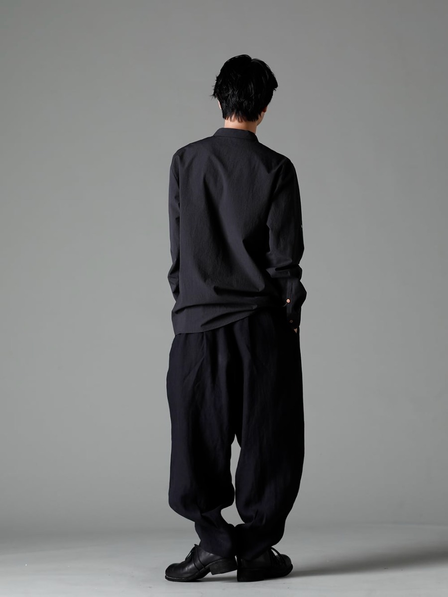 individual sentiments(インディビジュアル センチメンツ) 23SS(春夏) シンプルなシャツにアクセントを加える袖裏ベルト  - SH33-LC18-Gray-Black ピンストライプコットンマオカラー L/S シャツ グレーブラック - PA85-LI13-Black リネンヘリンボーンハイウエストワイドパンツ ブラック - PL10L-BLKT オーソピーディック ダービーシューズ ホース フルグレイン レザー - PL10L 2-003