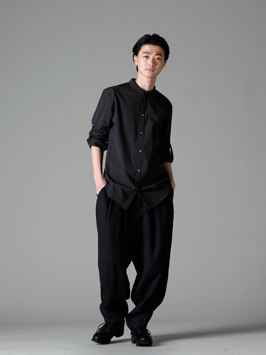 individual sentiments(インディビジュアル センチメンツ) 23SS(春夏) シンプルなシャツにアクセントを加える袖裏ベルト  - SH33-LC18-Gray-Black ピンストライプコットンマオカラー L/S シャツ グレーブラック - PA85-LI13-Black リネンヘリンボーンハイウエストワイドパンツ ブラック - PL10L-BLKT オーソピーディック ダービーシューズ ホース フルグレイン レザー - PL10L 2-004