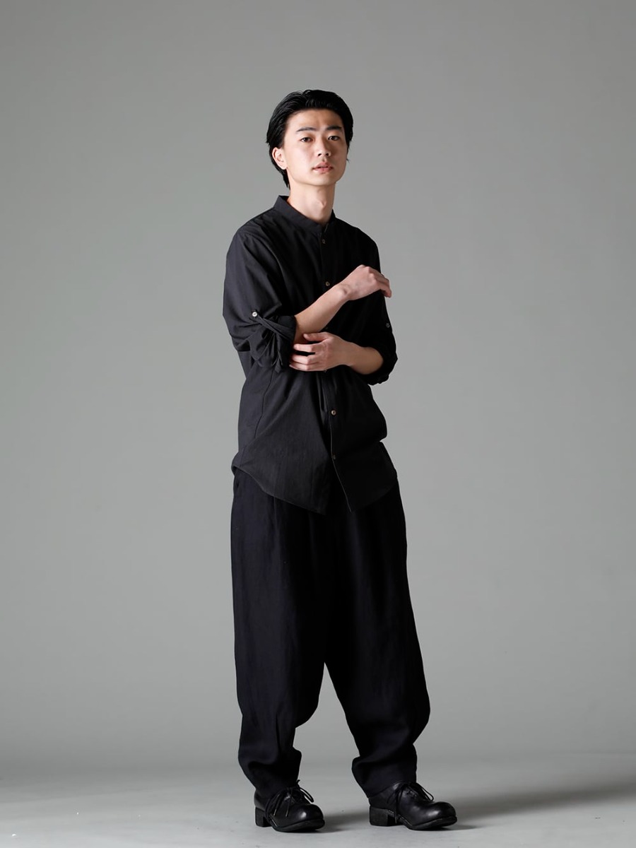 individual sentiments(インディビジュアル センチメンツ) 23SS(春夏) シンプルなシャツにアクセントを加える袖裏ベルト  - SH33-LC18-Gray-Black ピンストライプコットンマオカラー L/S シャツ グレーブラック - PA85-LI13-Black リネンヘリンボーンハイウエストワイドパンツ ブラック - PL10L-BLKT オーソピーディック ダービーシューズ ホース フルグレイン レザー - PL10L 2-005