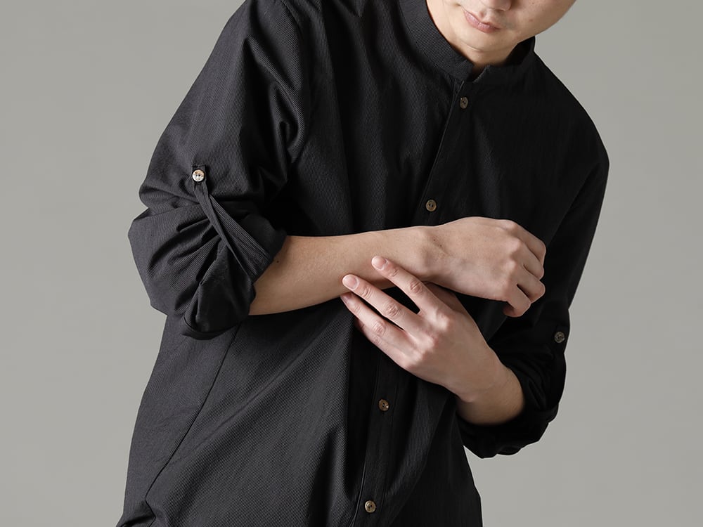 individual sentiments(インディビジュアル センチメンツ) 23SS(春夏) シンプルなシャツにアクセントを加える袖裏ベルト  - SH33-LC18-Gray-Black ピンストライプコットンマオカラー L/S シャツ グレーブラック 2-006