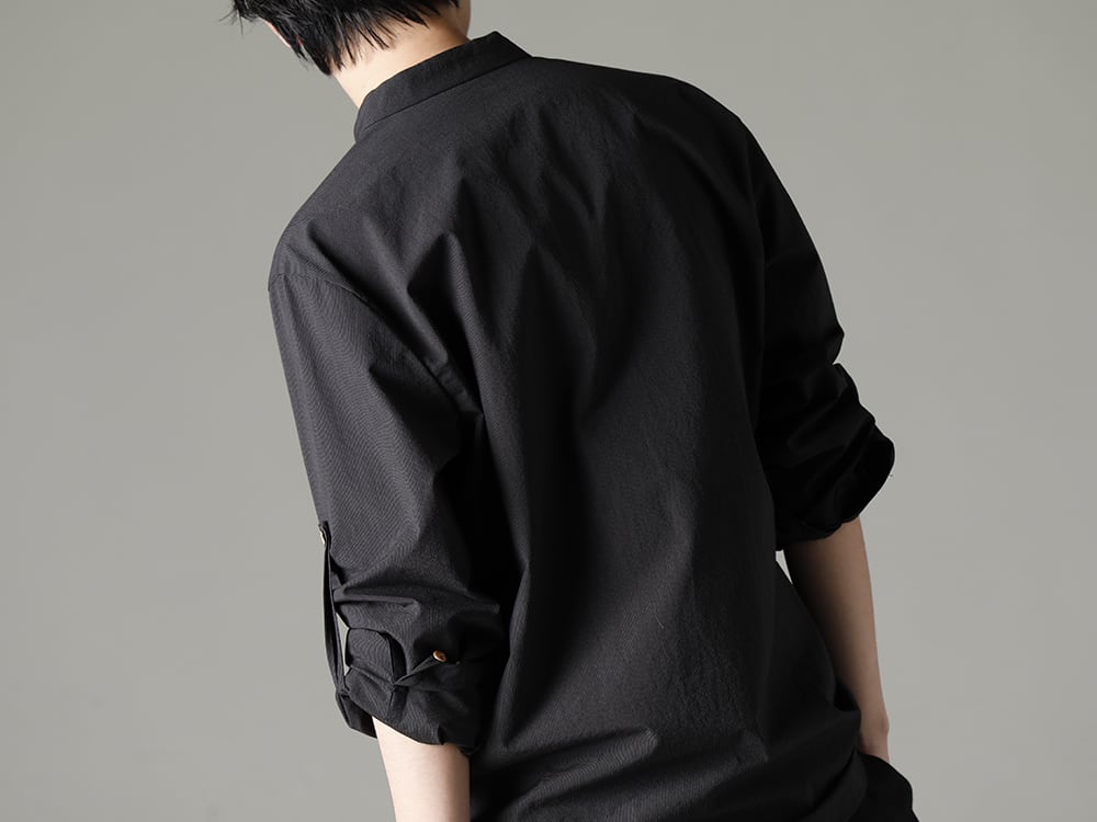 individual sentiments(インディビジュアル センチメンツ) 23SS(春夏) シンプルなシャツにアクセントを加える袖裏ベルト  - SH33-LC18-Gray-Black ピンストライプコットンマオカラー L/S シャツ グレーブラック 2-007