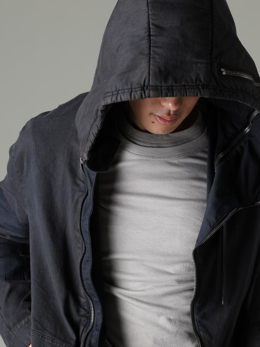 The Viridi-anne(ザ ヴィリジアン) D.HYGEN(ディーハイゲン) 23SS(春夏) シンプルな組み合わせにも一癖加え、コーディネートに深みと個性を。  - ST104-0523S-Mud-Indigo-Brown マッド加工8ozライトストレッチデニムフーデッドジャケット マッド インディゴ ブラウン VI-3613-01-Light-Gray ダブルレイヤード Tシャツ ライトグレー  2-004