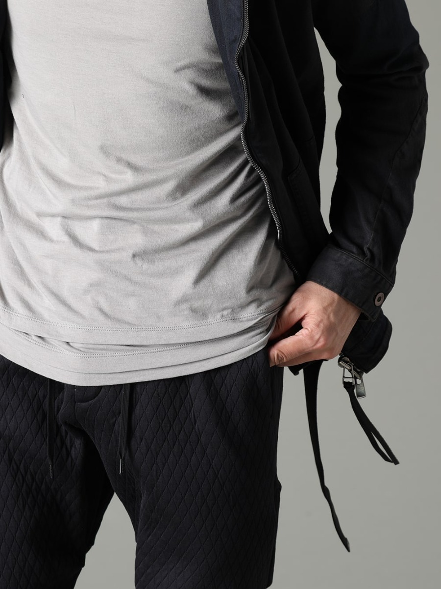 The Viridi-anne(ザ ヴィリジアン) D.HYGEN(ディーハイゲン) 23SS(春夏) シンプルな組み合わせにも一癖加え、コーディネートに深みと個性を。  - ST104-0523S-Mud-Indigo-Brown マッド加工8ozライトストレッチデニムフーデッドジャケット マッド インディゴ ブラウン VI-3613-01-Light-Gray ダブルレイヤード Tシャツ ライトグレー  2-006