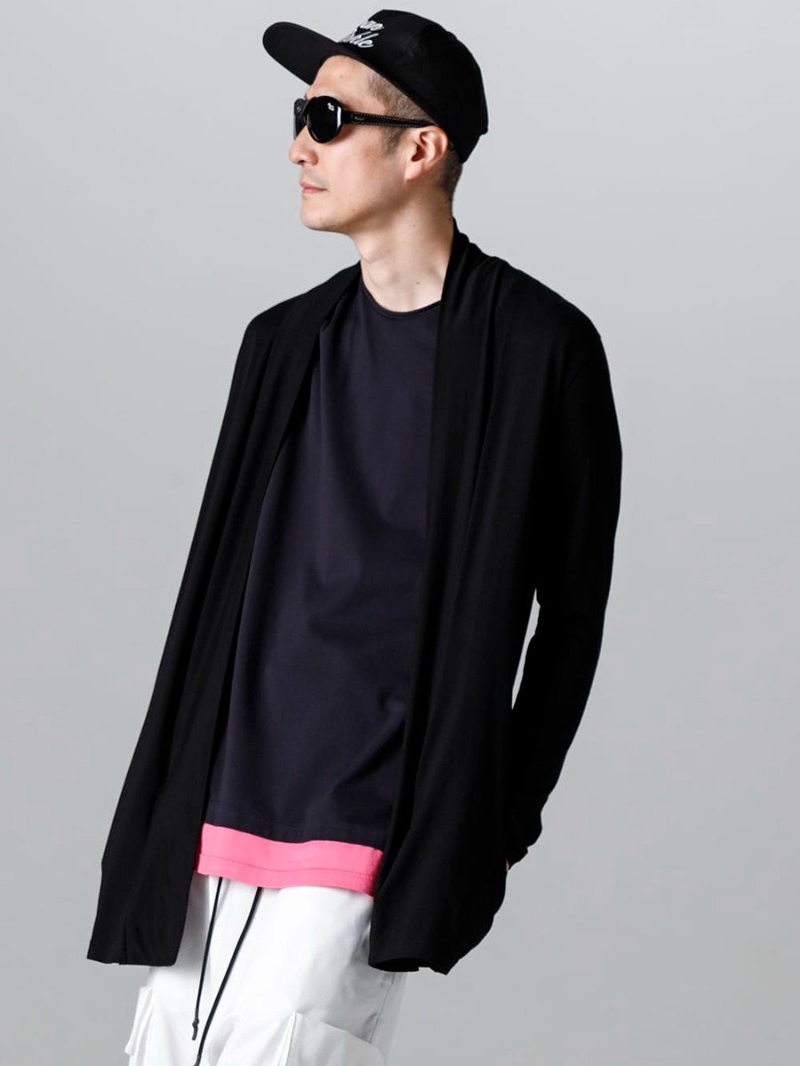 RIPVANWINKLE - リップヴァンウィンクル 2023SS 羽織りとして使えるソリッドジャージーカーデを挿し色使いが際立つレイヤードドルマンでスタイリング  - シルキータッチと吸水性の良さを持つモダール素材を使用したカーディガン。 RW-502-Black - ソリッド ジャージー カーデ ブラック - RW-546-D.Navy - レイヤード ドルマンT ダーク ネイビー - RW-553-Black - アナトリア ブラック 2-001
