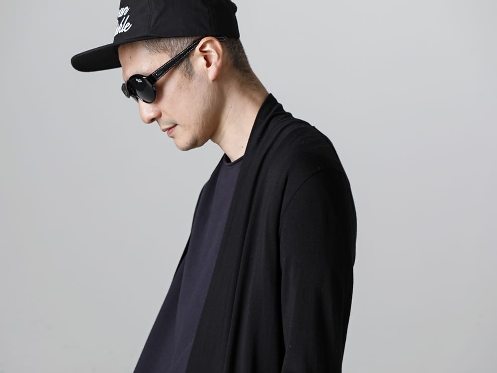 RIPVANWINKLE - リップヴァンウィンクル 2023SS 羽織りとして使えるソリッドジャージーカーデを挿し色使いが際立つレイヤードドルマンでスタイリング  - RW-502-Black - ソリッド ジャージー カーデ ブラック - RW-546-D.Navy - レイヤード ドルマンT ダーク ネイビー - RW-553-Black - アナトリア ブラック 2-004