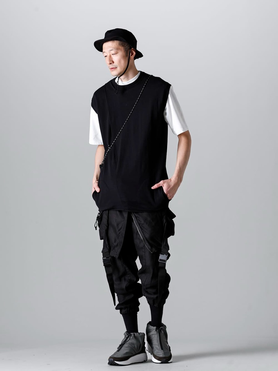 RIPVANWINKLE - リップヴァンウィンクル 2023SS スタイリング - RIPVANWINKLE 23SS オールインワン クロスニットジャージー レイヤードスタイル 全体をブラックとホワイトでシンプルに仕上げたオールインワンスタイル - RW-528 - クロス ニットジャージー - RW-548-White - ドロップショルダーT ホワイト - RW-536 - オールインワン - RW-556 - フィード ハット - モック トレーナー Khaki - RW-555 - タビ 2P ソックス 1-001