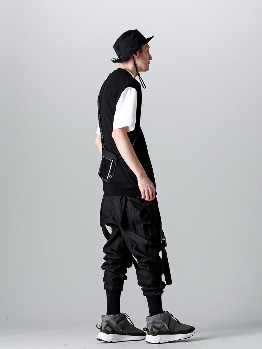 RIPVANWINKLE - リップヴァンウィンクル 2023SS スタイリング 全体をブラックとホワイトでシンプルに仕上げたオールインワンスタイル - RW-528 - クロス ニットジャージー - RW-548-White - ドロップショルダーT ホワイト - RW-536 - オールインワン - RW-556 - フィード ハット - モック トレーナー Khaki - RW-555 - タビ 2P ソックス 1-002