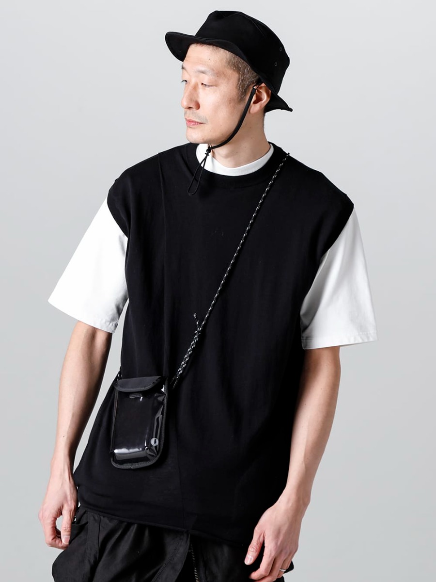 RIPVANWINKLE - リップヴァンウィンクル 2023SS ドロップショルダーTをクロスニットジャージーでレイヤードした着用を提案  - 軽くて透け感を抑えた細撚糸の16GG天竺で編立たクロスニットジャージー。 RW-528 - クロス ニットジャージー - RW-548-White - ドロップショルダーT ホワイト - RW-550 - モバイル ポーチ - RW-556 - フィード ハット 2-001