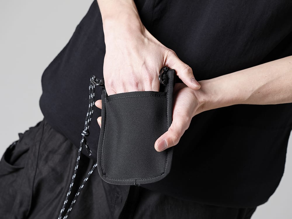 RIPVANWINKLE - リップヴァンウィンクル 2023SS ドロップショルダーTをクロスニットジャージーでレイヤードした着用を提案  - RW-528 - クロス ニットジャージー - RW-548-White - ドロップショルダーT ホワイト - RW-550 - モバイル ポーチ 2-006