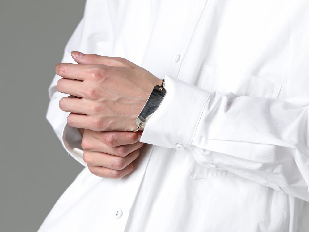 WERKSTATT:MÜNCHEN - ワークスタッドミュンヘン 2023SS デタッチャブル仕様で使い勝手の良い白シャツ  - VI-3581-02 - デタッチャブル シャツ - M2623 - ブレスレット プレートハンマード 2-007